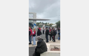 Attente d'ouverture de la salle et orchestre de bienvenue